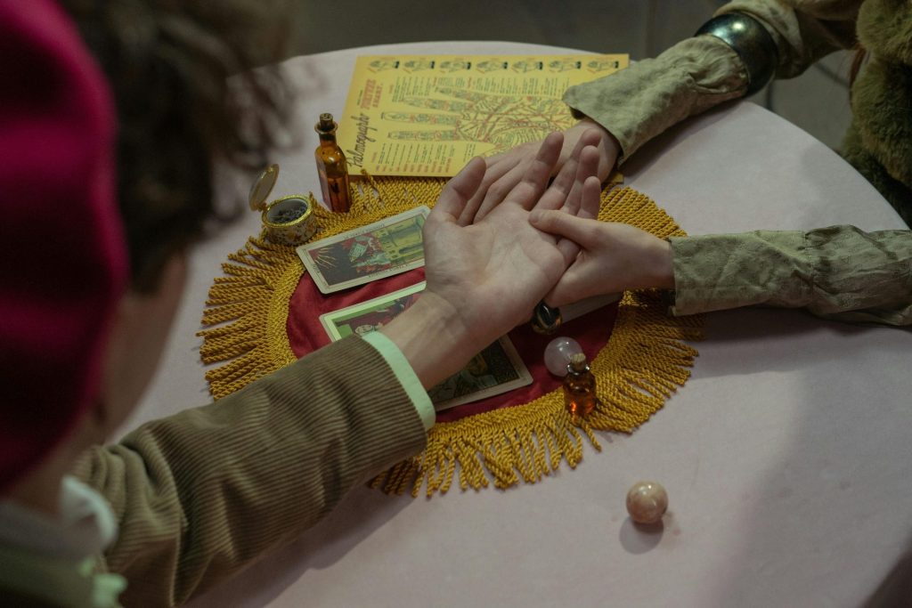 Un prêtre et une femme se tiennent debout à l'intérieur, se tenant la main dans un geste rituel, symbolisant l'unité et la foi.