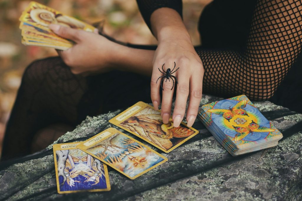 femme tenant des cartes de tarot